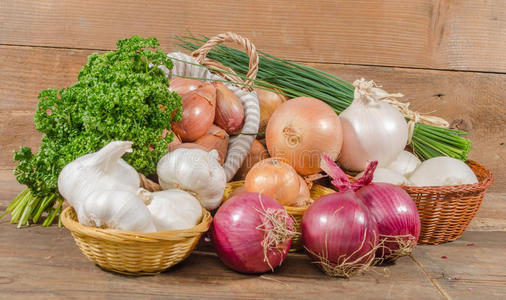 不同类型的洋葱,大蒜和葱照片