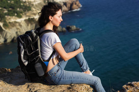肖像 背包客 冒险 自然 旅行 牛仔裤 成人 岩石 女孩