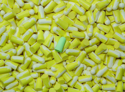 绿色耳塞上的几个黄色耳塞。