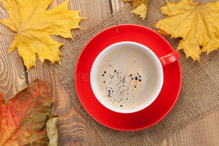 秋叶和咖啡杯
