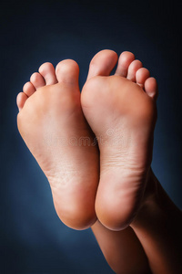 鞋女孩女足有足底和劣质的过干皮肤的高跟鞋女式高跟鞋完美的黑色高