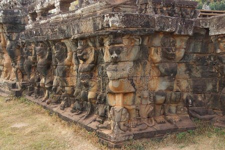 加鲁达雕像装饰墙壁