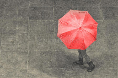 女孩带着伞在雨中行走在人行道上的艺术转换