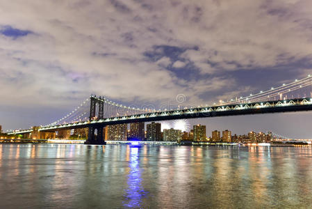 布鲁克林大桥和曼哈顿的烟花景观