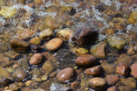 jordan 中心中东石沙漠卵石石头白色花岗岩河床中清澈