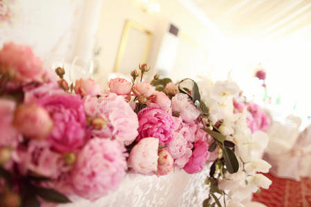 用花装饰的结婚桌