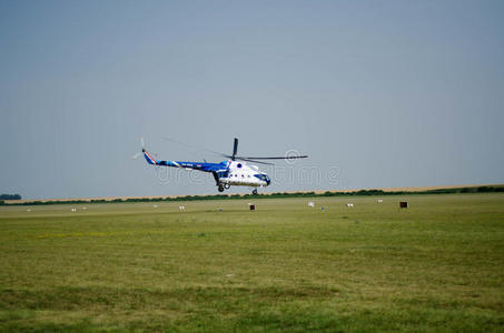 蓝白色民用直升机从机场起飞