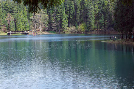 蓝色的锡尼维尔湖