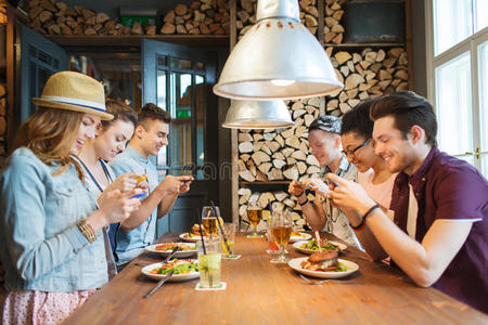 朋友 闲暇 食物 男人 玻璃杯 酒精 多民族 男孩 美国人