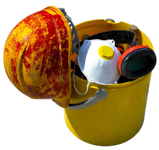 带工具和施工安全设备的水桶。