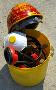 带工具和施工安全设备的水桶。