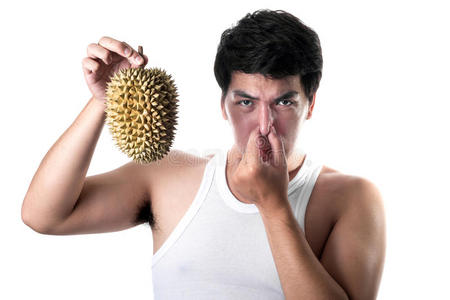 气味爱亚洲白色背景榴莲难闻气味的亚洲男人照片