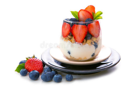 新鲜酸奶加草莓和蓝莓。