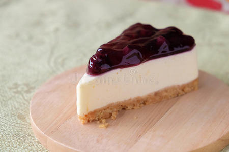 木板上的蓝莓奶酪蛋糕