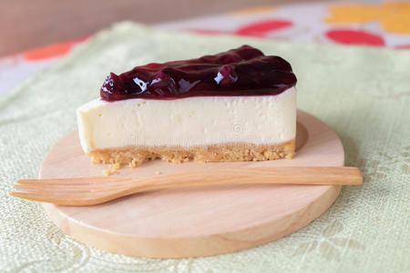 木板上的蓝莓奶酪蛋糕