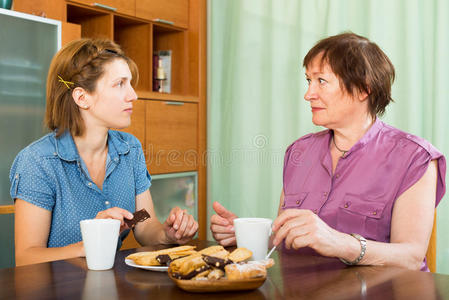 女性养老金领取者与女儿一起喝茶