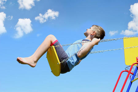 小男孩荡秋千图片