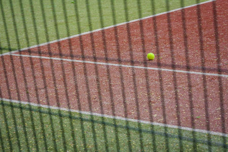 网球场上的网球。
