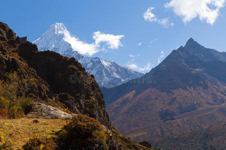 阿玛达布拉姆山雪峰风景。