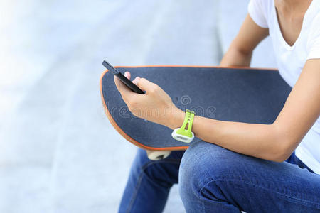 发短信 玻璃杯 智能手机 通信 触摸 滑板运动员 乌尔巴