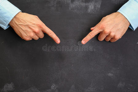 黑板 身体 皮肤 人类 男人 棕榈 签名 手势 手指 白种人