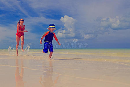 母亲 小孩 闲暇 家庭 海岸 成人 童年 青年 海滩 海滨