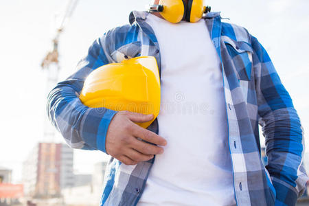 建筑工人在建筑物上戴安全帽的特写镜头摄影图