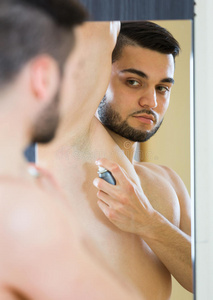 肌肉 面对 止汗剂 化妆品 肩膀 气味 手指 美国人 男人
