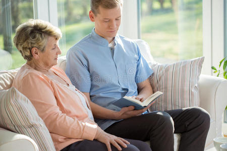 退休 病人 家庭 公司 微笑 阅读 老年人 照顾者 闲暇