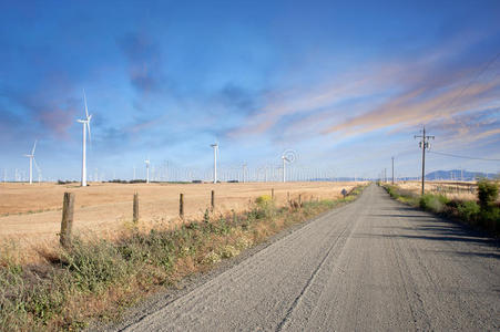 沙漠道路通过风力涡轮机农场在加利福尼亚山