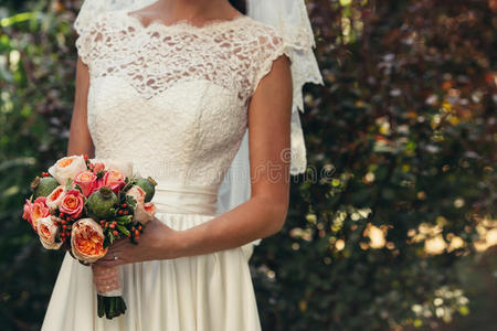 新娘手持美丽的结婚花束