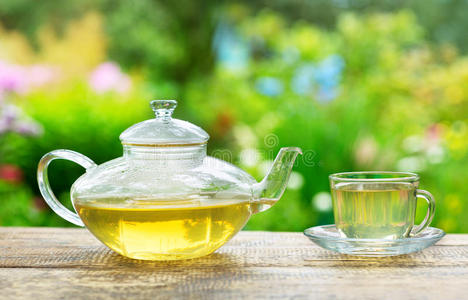一杯绿茶和茶壶