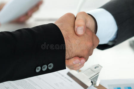 商界人士握手