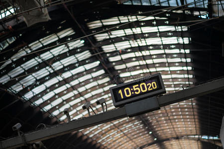 轨道 时钟 屋顶 错过 滴答声 等待 英国 火车 平台 终端