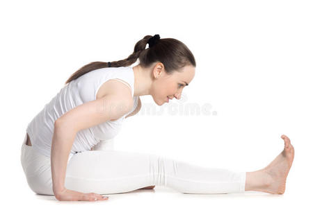 开朗的青少年女孩做瑜伽练习