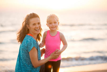 日落 海岸线 运动 海滨 运动服 小孩 家庭 适合 母亲