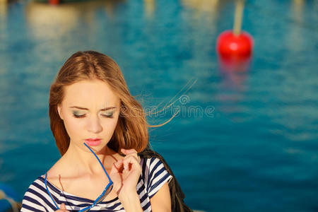 女孩在码头享受户外的夏日微风