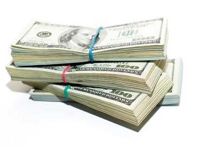 一捆捆白色背景的美元钞票照片