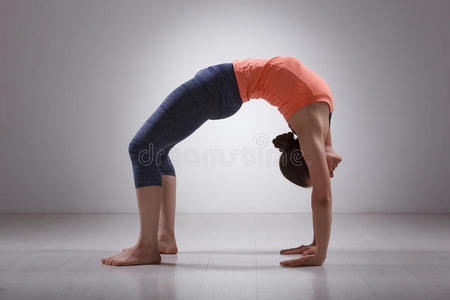 美丽的运动适合瑜伽女孩练习瑜伽
