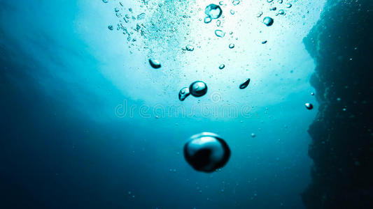 蓝色背景上的水中气泡，水下摄影