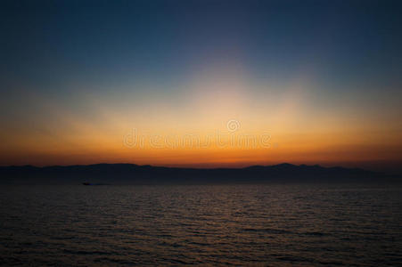 黎明 日落 海洋 季节 日出 地平线 太阳光 天空 自然