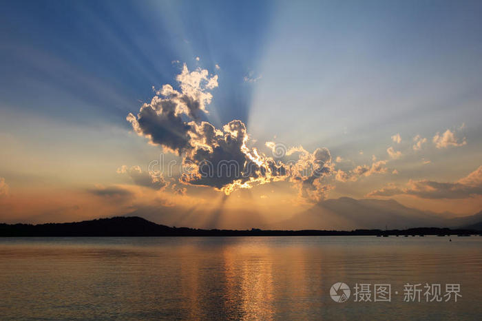 圣经日落云景