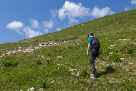 青少年 徒步旅行者 公司 运动 小山 背包客 活动 阿尔卑斯山