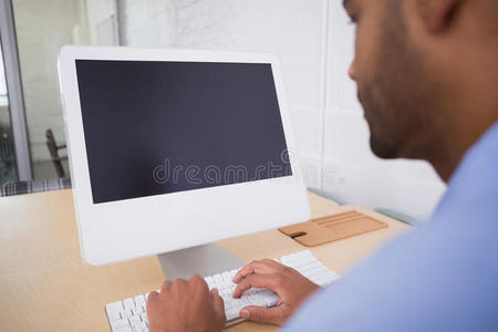 在办公桌上使用电脑的商人