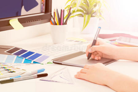 平面设计师在工作.颜色样本.照片