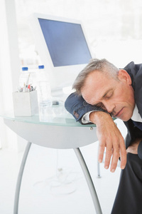 沉睡 夹克 椅子 办公室 男人 睡觉 书桌 热的 年代 休息