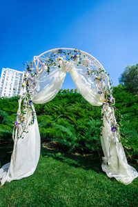 创造性装饰婚礼拱门的碎片