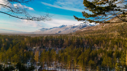 冬天 岩石 斜坡 颜色 天空 美女 风景 植物 木材 山谷