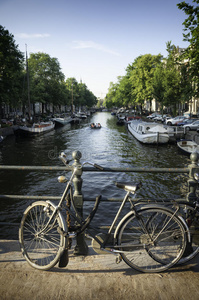 荷兰阿姆斯特丹运河上的一座桥上的自行车