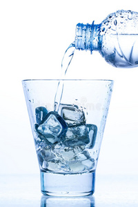 流体 矿物 液体 寒冷的 塑料 饮料 玻璃 气泡 酒精 反射率